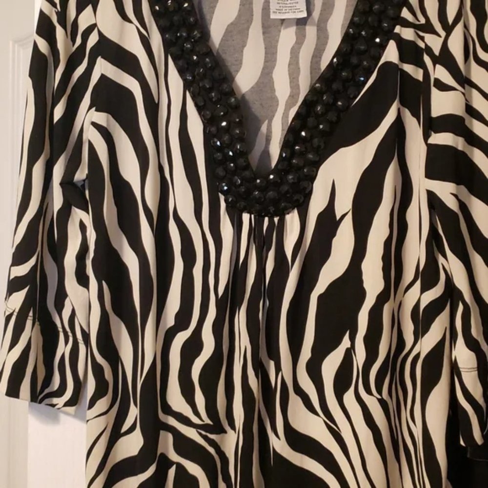 Size 8 Black & White Print w Beaded Neckline